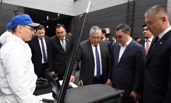 Президенту Садыру Жапарову представили отечественный образец нацвалюты