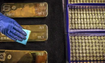 Стоимость золота достигла 3,3 тысячи долларов США