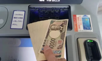 Пенсионерам в Японии нельзя пользоваться банкоматом и звонить одновременно