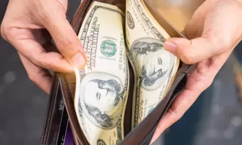 Старые доллары - новые комиссии: С 12 мая будьте внимательнее при обмене долларов до 2006 года