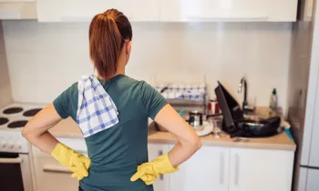 Домашний труд — не бесплатно: в России предложили платить домохозяйкам