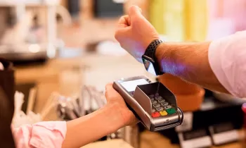 Кабмин КР и Нацбанк предложили обновить программу по увеличению безналичных платежей