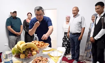 Садыр Жапаров вручил ключи новоселам очередного жилого комплекса