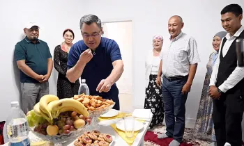 Садыр Жапаров кезектеги турак жай комплексинин ачкычын тургундарга тапшырды