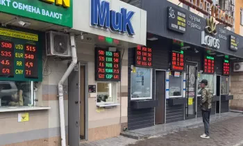 «Анахронизм девяностых»: Нацбанк Казахстана запретил уличные табло с курсами валют