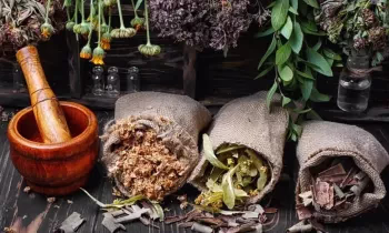 Токмокто элдик дарыгер делген аял жабырлануучулардын атына насыя алып алган