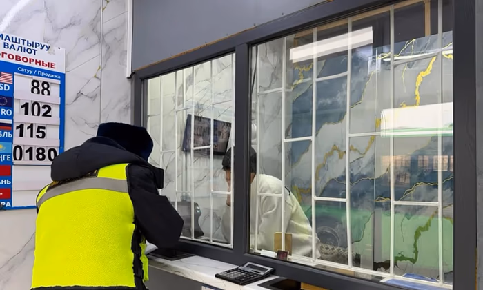 Жыл башында акча алмаштыруучу жайларда эмне болуп жатат?