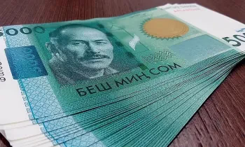 Кыргызстандыктар акчаны накталай кармоого өтүүдөбү? Жүгүртүүдөгү акчанын көлөмү 24%га өстү