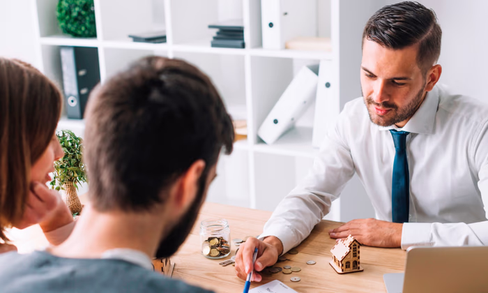 Работа по-новому: актуариев и брокеров могут обязать регистрироваться и платить сборы