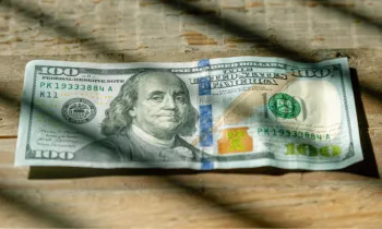 Нацбанк продлил разрешение на вывоз из КР ветхих долларов США до осени 2026 года