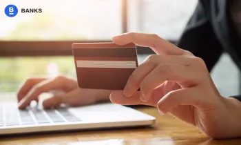 Депутат жаштарга онлайн-насыя берүү эрежелерин катаалдатууну сунуштады