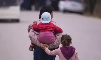 Кыргызстанда жылдан-жылга төрөт азайып жатат: бул экономикага кандай таасир берет?