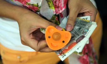 Кому дадут и кому откажут: изменены условия пособия «үй-бүлөгө көмөк»