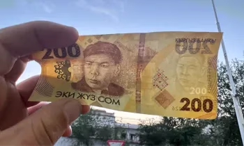 Поддельные купюры нашли в автобусе Бишкека. Пострадал водитель