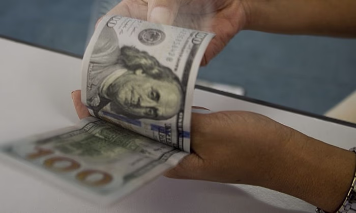 Доллар во всех банках стоит 81,9 сома