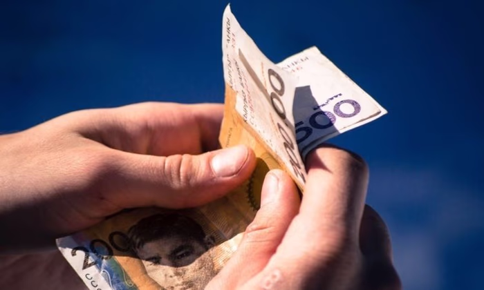 Сом с каждым днем дешевеет