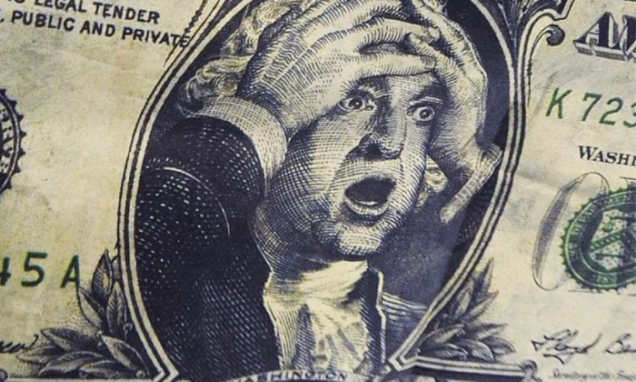 В Кыргызстане - ажиотажный спрос на доллары