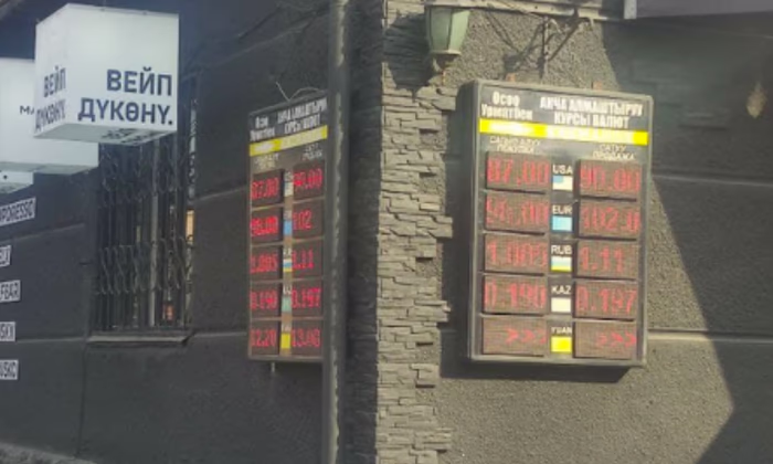 Обменки Бишкека покупают и продают доллар по 89 сомов
