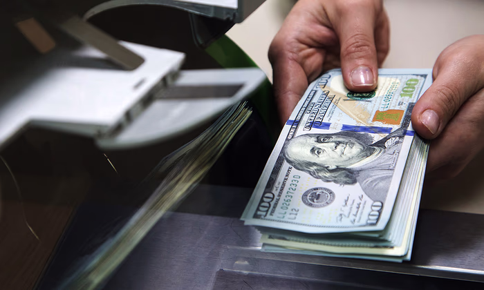 В ответ на санкции в России вводится валютный контроль