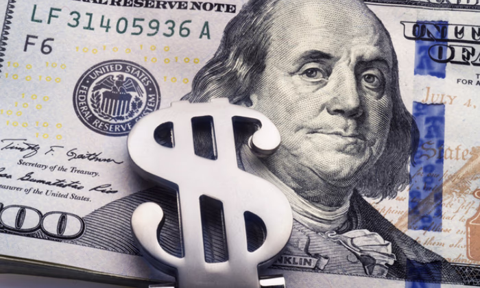 Кабмин намерен ограничить вывоз из КР наличных долларов США