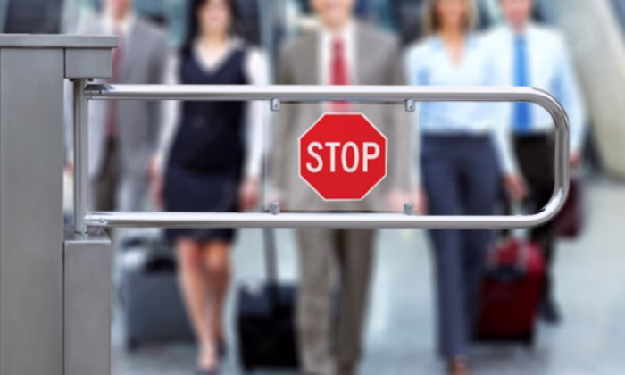 Для более полутысячи должников по налогам ограничен выезд из КР