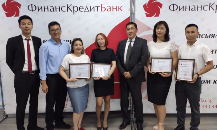 В «ФинансКредитБанке» наградили лучших сотрудников