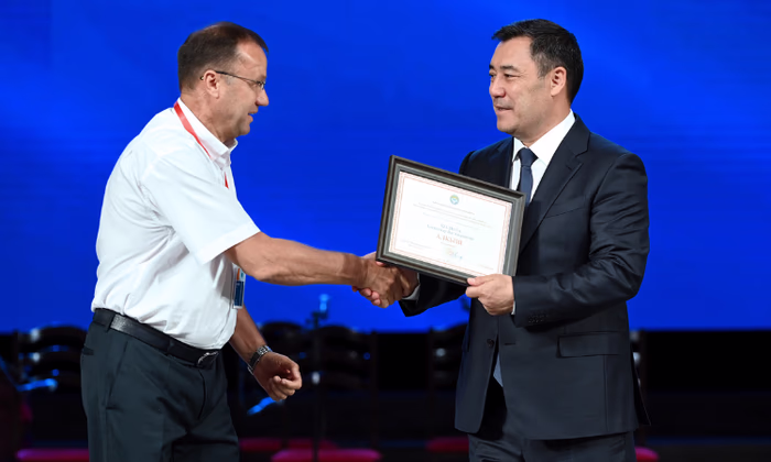 В День налогового работника президент вручил госнаграды предприятиям КР