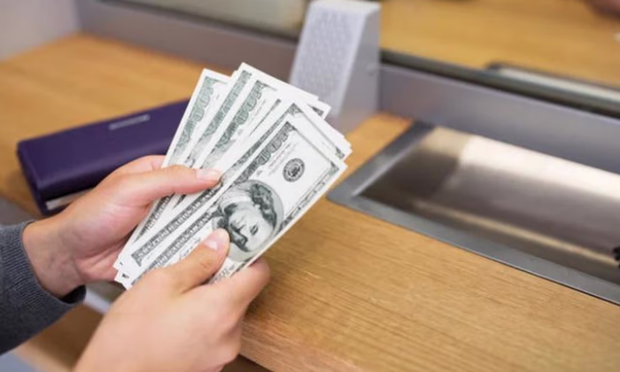 Сумму 2 200 долларов бишкекчанин смог собрать в пяти обменных бюро