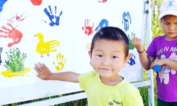 Банки КР помогли открыть мобильные центры детского развития на джайлоо