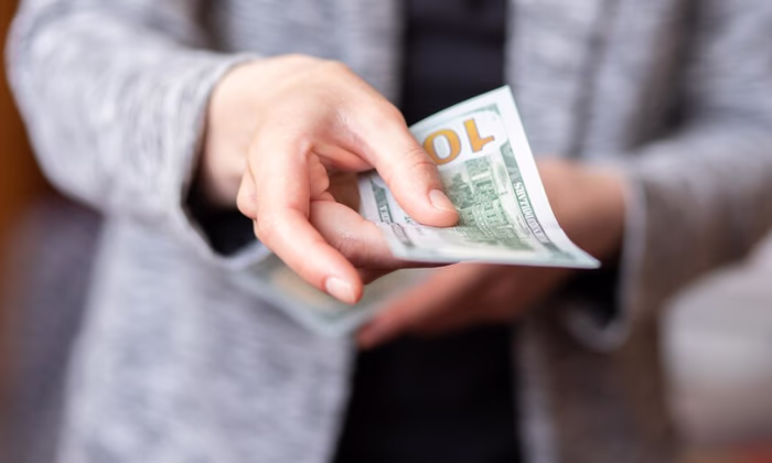 Не более ста долларов в одни руки