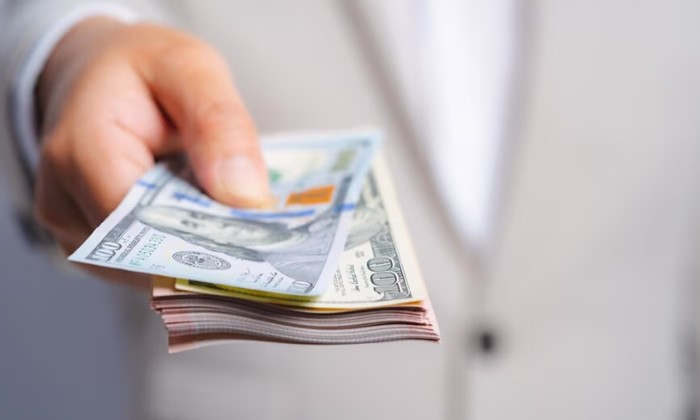 Еще двух кыргызстанцев оштрафовали за теневой обмен валют