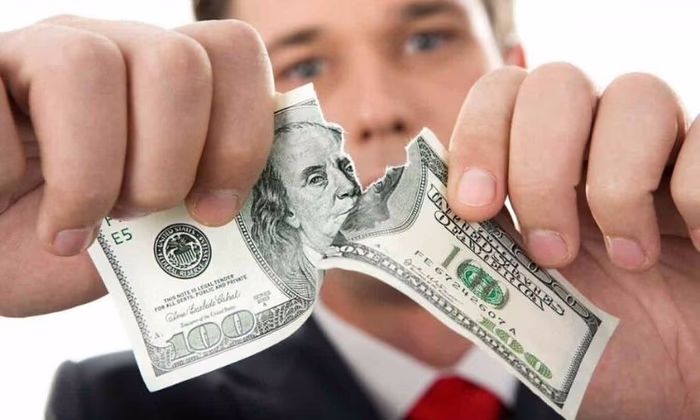 Кризис обрушивает доллар