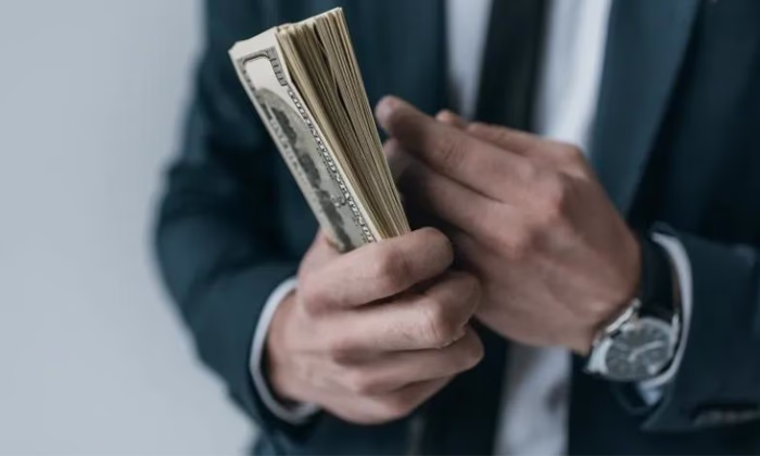 Установлен временный запрет на вывоз из Кыргызстана наличной инвалюты