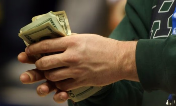 Национальный банк пресек безлицензионную деятельность двух валютчиков