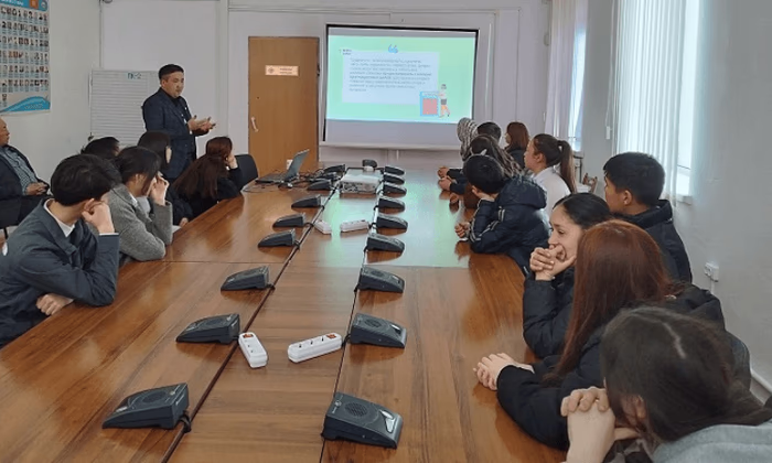 Для школьников Каракола прошла лекция о становлении национальной валюты