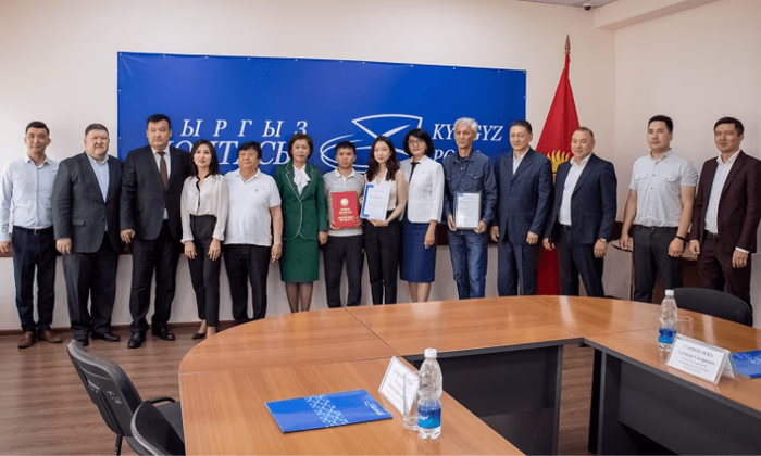 30-летие сома: Награждены победители конкурса на создание эскиза почтовой марки