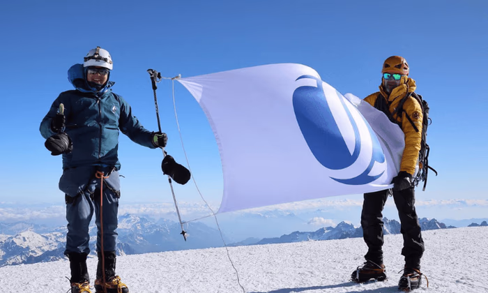 Сотрудник ЕБРР установил флаг Банка на вершине Монблана