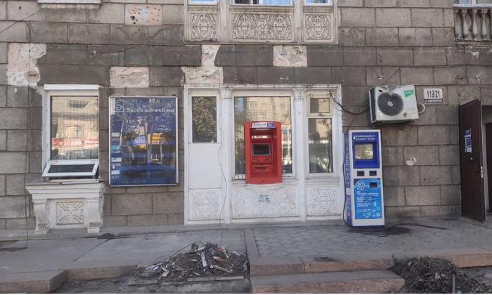 Грубый демонтаж фасадов обменок на Моссовете