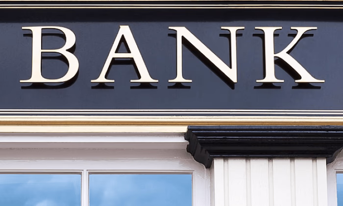 Известные банки России прекращают принимать доллары и евро через банкоматы