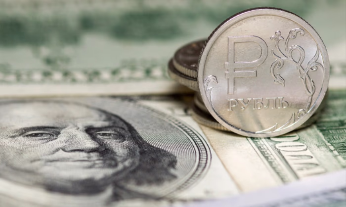 Курс доллара третий раз за год превысил 100 рублей