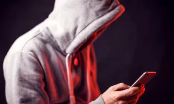 Не давайте прохожим свой телефон - берегите электронный кошелек