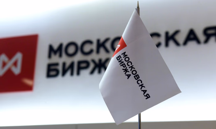 Санкции: Торги в долларах и евро приостановлены на Мосбирже