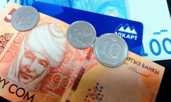 В Кыргызстане зарплаты будут выплачиваться только на банковские карты