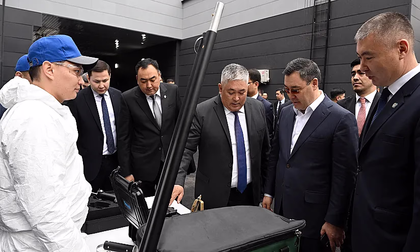 Президенту Садыру Жапарову представили отечественный образец нацвалюты