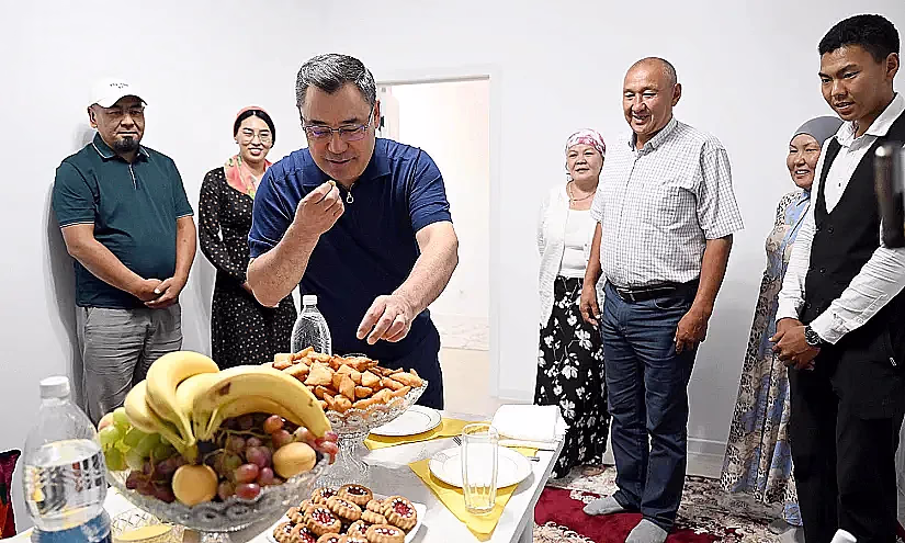 Садыр Жапаров кезектеги турак жай комплексинин ачкычын тургундарга тапшырды