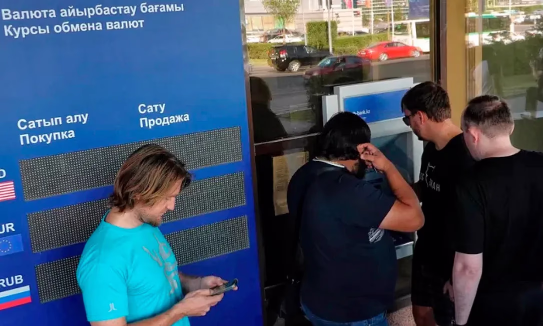 Россиян, получивших казахстанские банковские карты удаленно, пригласили на допросы