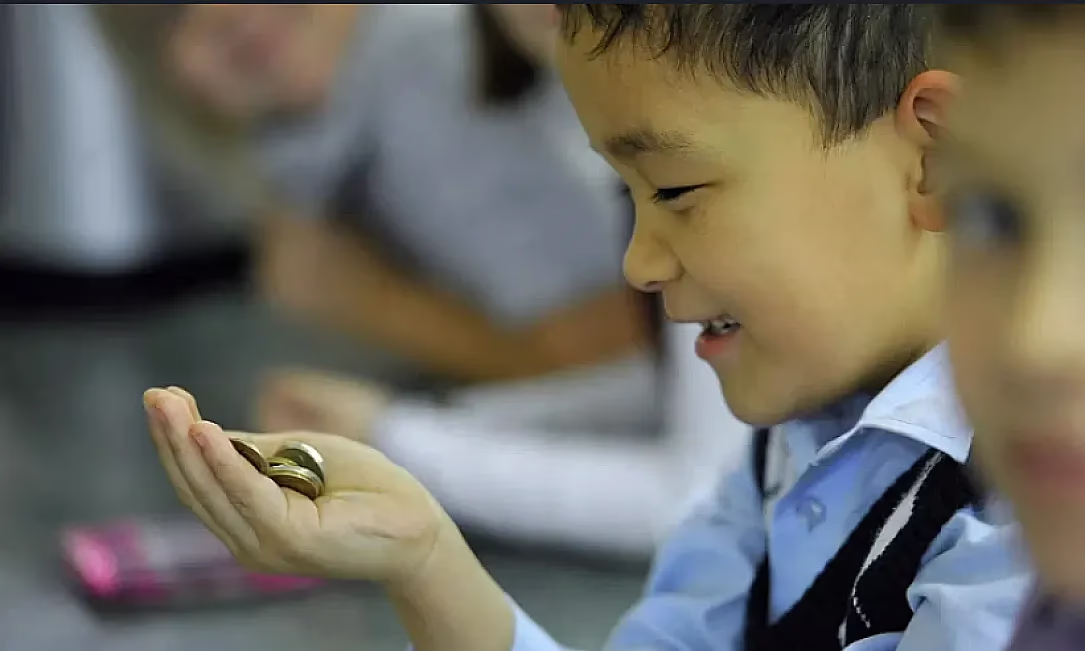 Балдар үчүн банк карталары: Кыргызстандагы балдар үчүн топ-5 карта