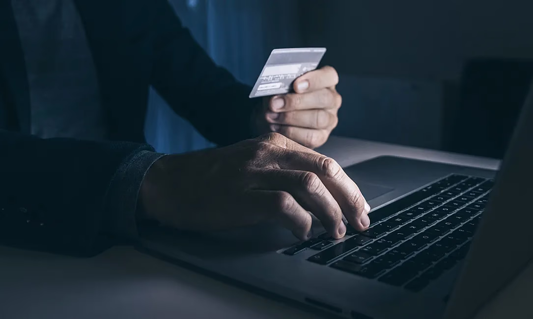 Бишкекский школьник продал банковскую карту мошенникам и помог похитить деньги