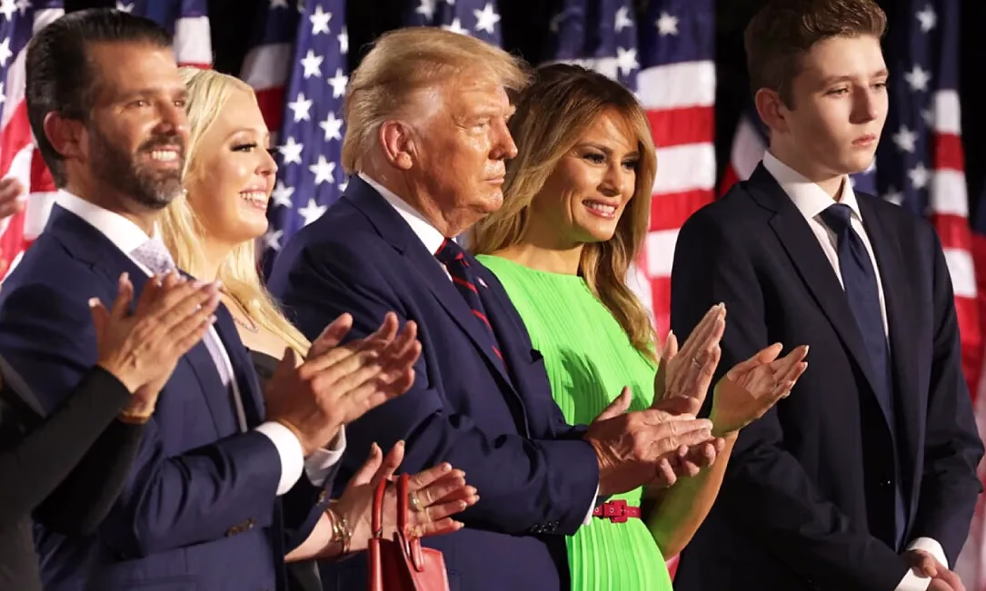 Семья Трампа и их сторонники понесли миллиардные убытки из-за обвала крипторынка - Bloomberg