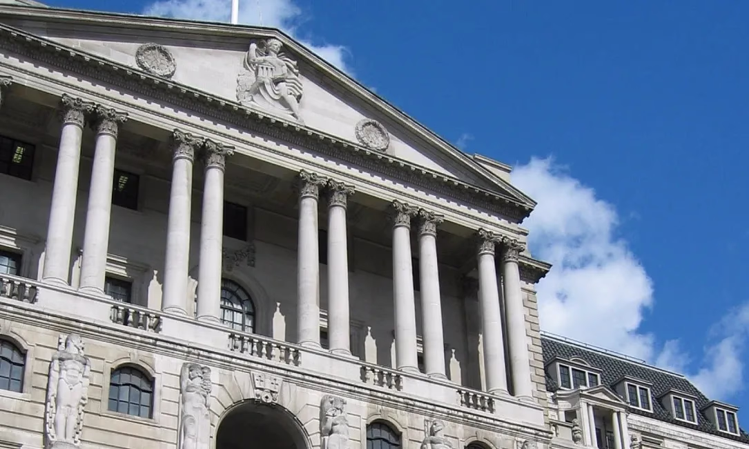 Сотрудник банка с кистью в руке: Карикатуры Дэниса Дэнахи стали частью архива Банка Англии